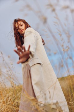 Güzel kadın buğday kırsal arazi özgürlüğü sonbahar mevsimi konsepti