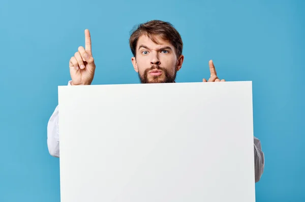 Emotionele man reclame witte banner presentatie blauwe achtergrond — Stockfoto