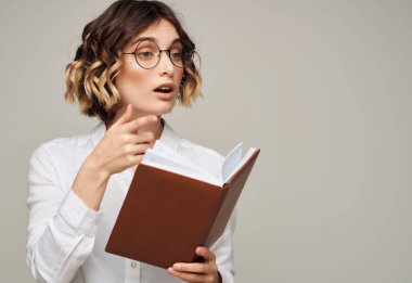 Not defteri belgeli iş kadını ofis yöneticisi