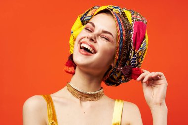 Çok renkli güzel bir kadın. Etnik köken, Afrikalı tarzı dekorasyon. Stüdyo Modeli.