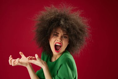 Pozitif genç kadın, afro saç stili, kırmızı dudaklar moda arka planı değiştirilmemiş.