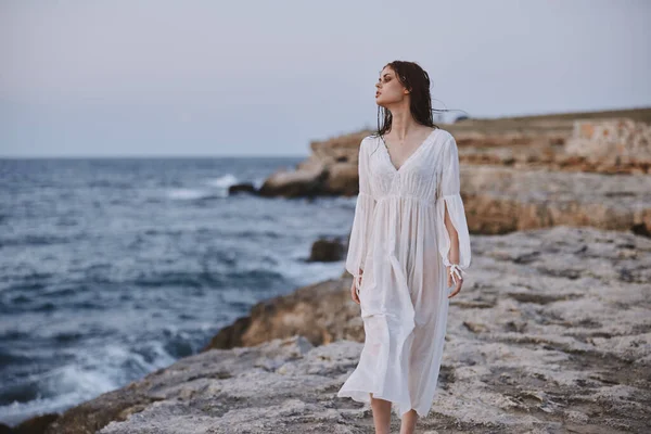 Όμορφη γυναίκα λευκό φόρεμα στέκεται εξωτερική ελευθερία αναλλοίωτη — Φωτογραφία Αρχείου