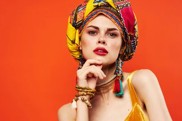 Όμορφη γυναίκα πολύχρωμο σάλι εθνικότητα αφρικανικό στυλ διακοσμήσεις Studio Μοντέλο — Φωτογραφία Αρχείου