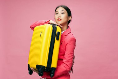 Pembe ceketli kadın tatilde.