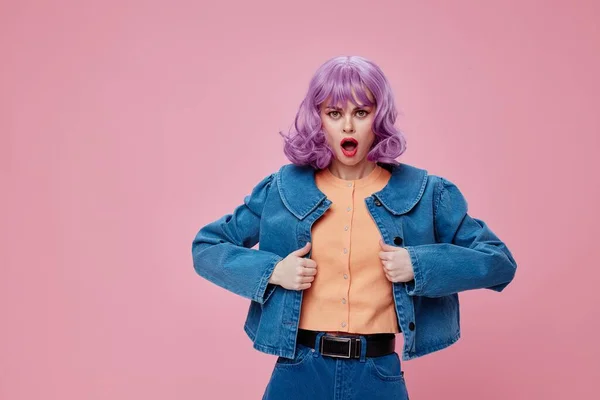 年轻女子波浪形紫色头发蓝色夹克情调有趣的色彩背景不变 — 图库照片