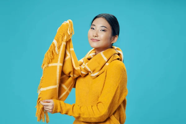 Ázsiai nő sárga sál meleg ruhák tél — Stock Fotó