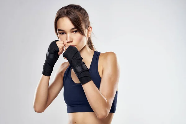 Спортивна жінка в боксерських бинтах тренування фітнес-боєць світлий фон — стокове фото