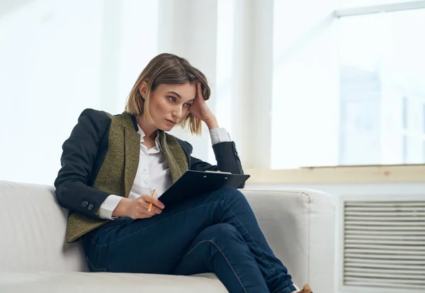 Vrouw psycholoog zitten op de bank werk professioneel — Stockfoto