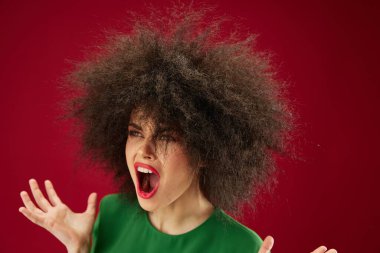 Çekici Afro bir kadının portresi saç stili yeşil elbise duygular yakın çekim stüdyo modeli değiştirilmemiş