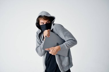 Erkek hırsız, kapüşonlu kafa hackleme teknolojisi güvenlik yaşam tarzı