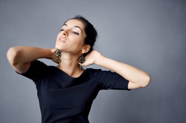 Siyah elbiseli esmer lüks bir moda stüdyosu.