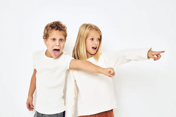 Imagem de menino e menina juntos diversão infância isolado fundo — Fotografia de Stock