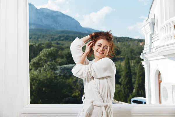 Atraktivní mladá žena stojící na balkóně a dívající se na hory dovolená v horách v létě beze změny — Stock fotografie