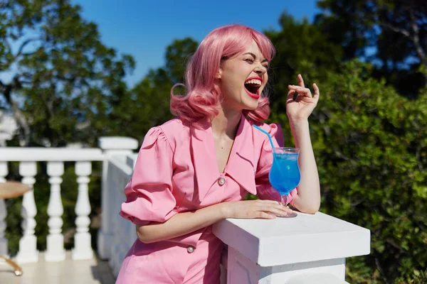 Retrato de mulher bonita em vestido rosa ao ar livre com coquetel Dia de verão — Fotografia de Stock