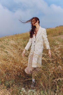 Güzel kadın tarım doğa güneşli bir gün ekiyor.