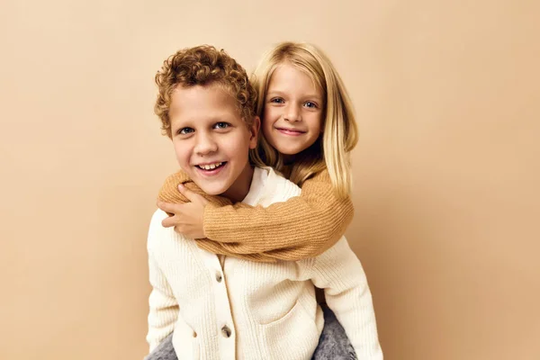 Мальчик и девочка мода молодежь стильная одежда детство изолированный фон — стоковое фото
