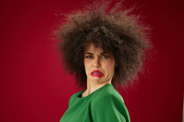 Genç kadın Afro saç stili yeşil elbise duygular yakın çekim stüdyo modeli değiştirilmemiş