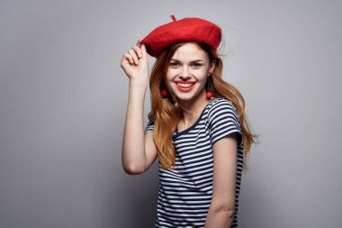 Gözlük takan neşeli bir kadın çekici görünüyor. Kırmızı küpeler. Temiz hava.