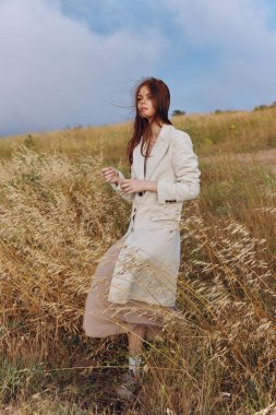 Güzel kadın tarım doğa güneşli bir gün ekiyor.