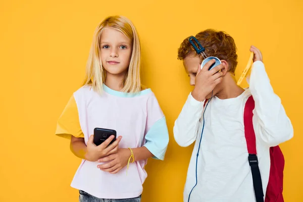 Portrait seiner er sie verwenden Gadgets mit Kopfhörern Konzert der Sucht von Kindern und Gadgets — Stockfoto