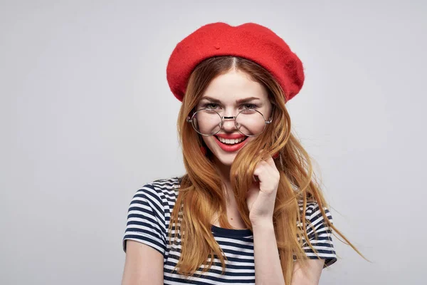 Jolie femme dans un t-shirt rayé rouge à lèvres geste avec son style de vie mains — Photo