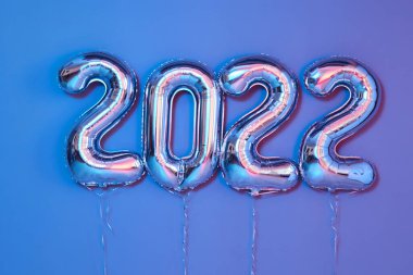 Yukarıdaki balonlardan Kutlama Partisi Posteri nesnesi kurdele mavisi arkaplanlı balon yapıyor. Yüksek kalite fotoğraf