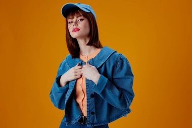 Güzellik modası kadın kot giyim modası poz verme renk arka planı değiştirilmemiş