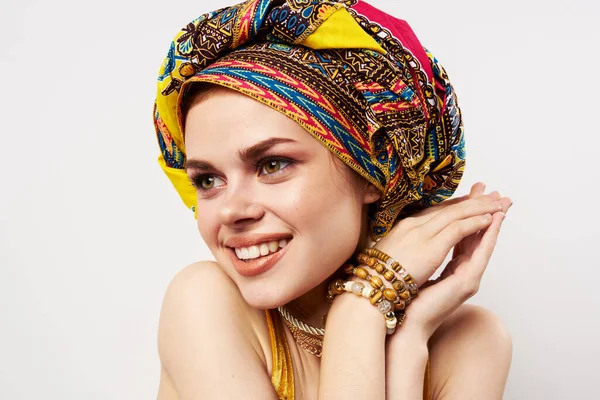 Bella donna multicolore scialle etnicità africano stile decorazioni luce sfondo — Foto Stock