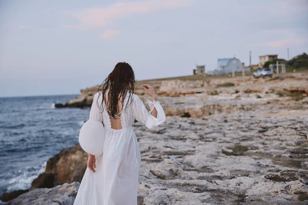 Mujer con cabello mojado vestido blanco naturaleza caminar paisaje —  Fotos de Stock