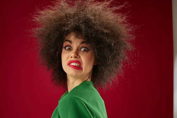 Beauty Móda žena škleb afro účes červené rty módní barva pozadí beze změny — Stock fotografie