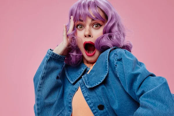 Muito jovem feminino ondulado roxo cabelo azul jaqueta emoções divertido rosa fundo inalterado — Fotografia de Stock