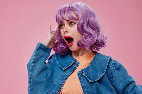 Ładna młoda kobieta w dżinsowej kurtce fioletowy włosy glamour makijaż studio model niezmieniony — Zdjęcie stockowe