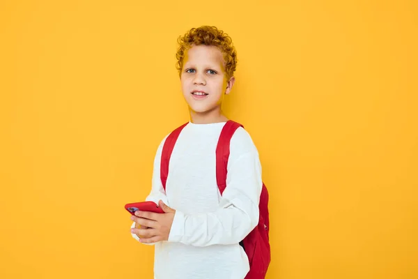 Vidám fiatal fiú használja a telefon oktatás gyerekek életmód Stúdió — Stock Fotó