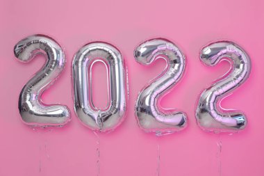 Yukarıdaki balonlardan Yeni Yıl 2022 Kutlaması. Balonu pembe kurdeleyle kaplayın.