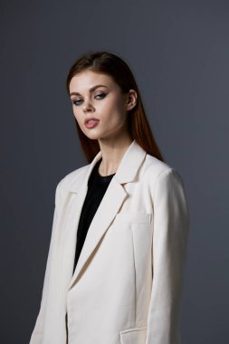 Güzel bir kadın uzun saç makyajı yapıyor.