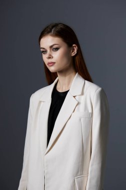 Uzun saç makyajı pozu veren çekici bir kadın. Lüks bir yaşam tarzı.