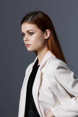 Çekici bir kadın makyajla yakından izole edilmiş.