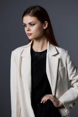 Genç kadın uzun saç makyajı yapıyor lüks gri arka plan