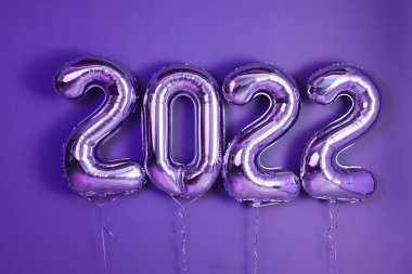 Renkli balolar Yeni Yıl 2022 Kutlama Eflatunu Mor arka plan