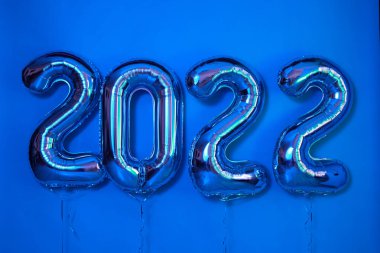Balonlar Yeni Yıl 2022 Kutlama Nesnesi kurdele mavisi arkaplanlı balon renginde