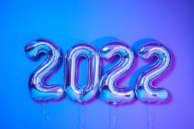 Yukarıdaki balonlardan Noel ya da Yeni Yıl Dekoratif Tasarım elementleri neon arkaplan