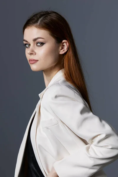 Atraktivní žena model v bílém kabátu izolované pozadí — Stock fotografie