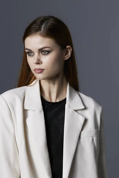Krásná žena model v bílém kabátu izolované pozadí — Stock fotografie