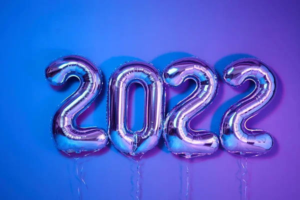 Folyo balonları numarası 2022 Yeni Yıl kutlamaları neon arka plan