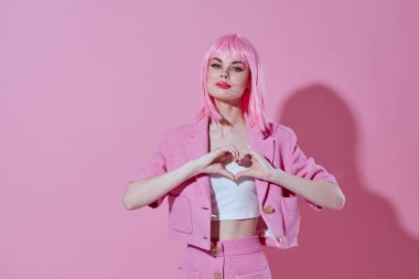 Güzel, genç bir bayan makyajı pembe saç rengi arka plan