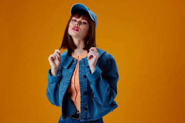 Güzel bayan kot şapkası kırmızı dudaklar cazibeli moda sarı arka plan değiştirilmemiş