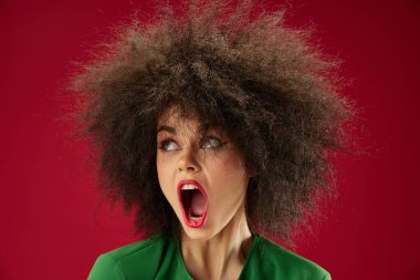 Çekici Afro bir kadının portresi saç stili yeşil elbise duygular yakın çekim stüdyo modeli değiştirilmemiş