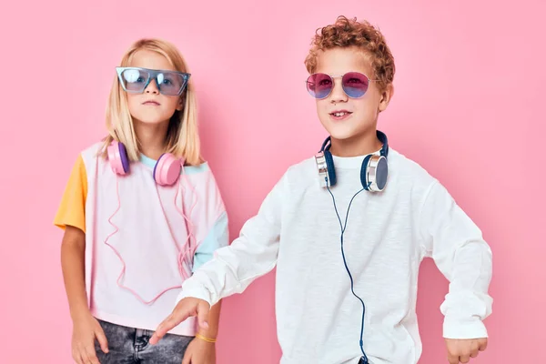 Słodkie uśmiechnięte dzieci blondynka włosy modne okulary Słuchanie muzyki — Zdjęcie stockowe