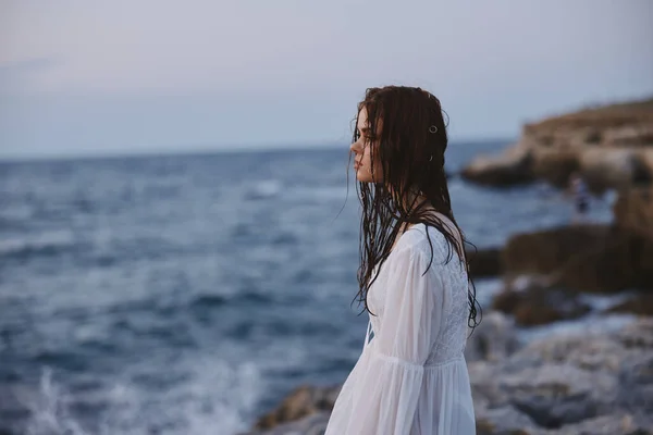 Mujer en vestido blanco con el pelo mojado por el océano inalterado —  Fotos de Stock