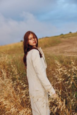 Kadın ceketi açık havada yürür güneşli bir günde